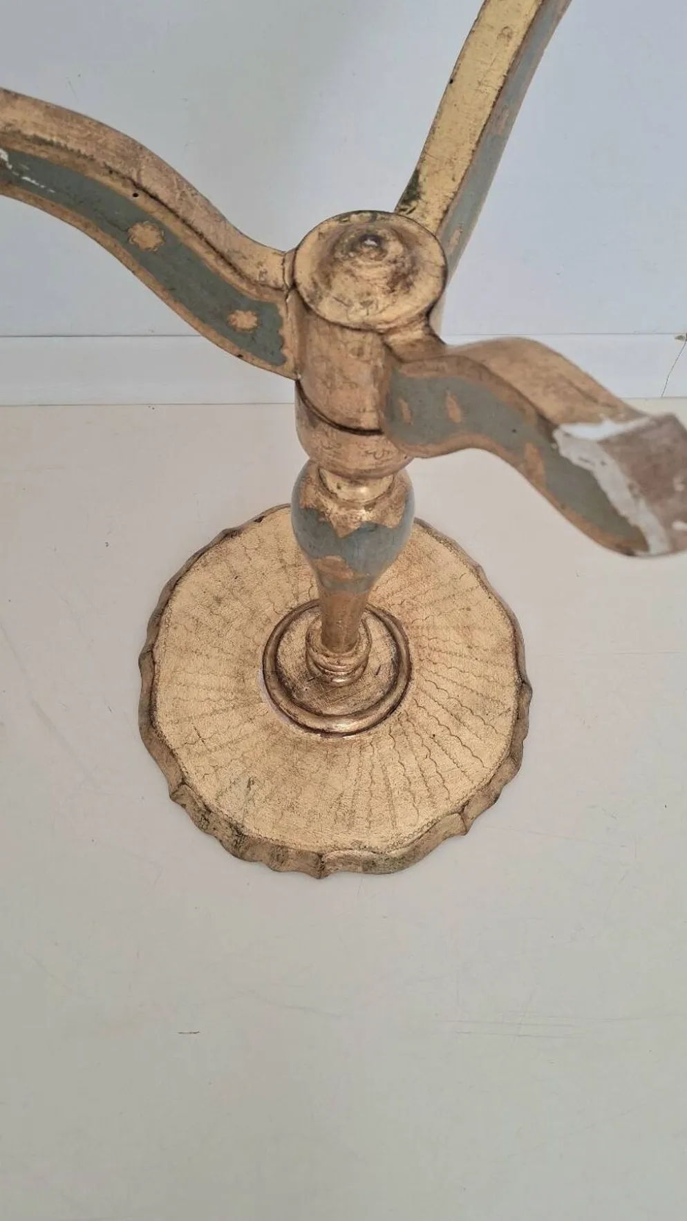 Table à martini trépied en bois doré florentin italien du milieu du siècle en sauge et