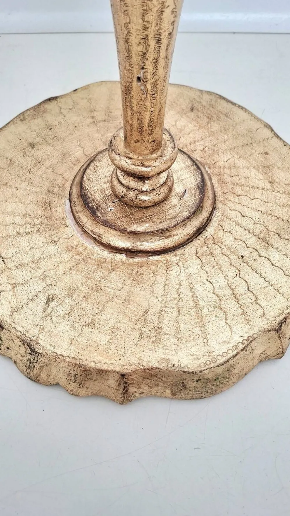Table à martini trépied en bois doré florentin italien du milieu du siècle en sauge et