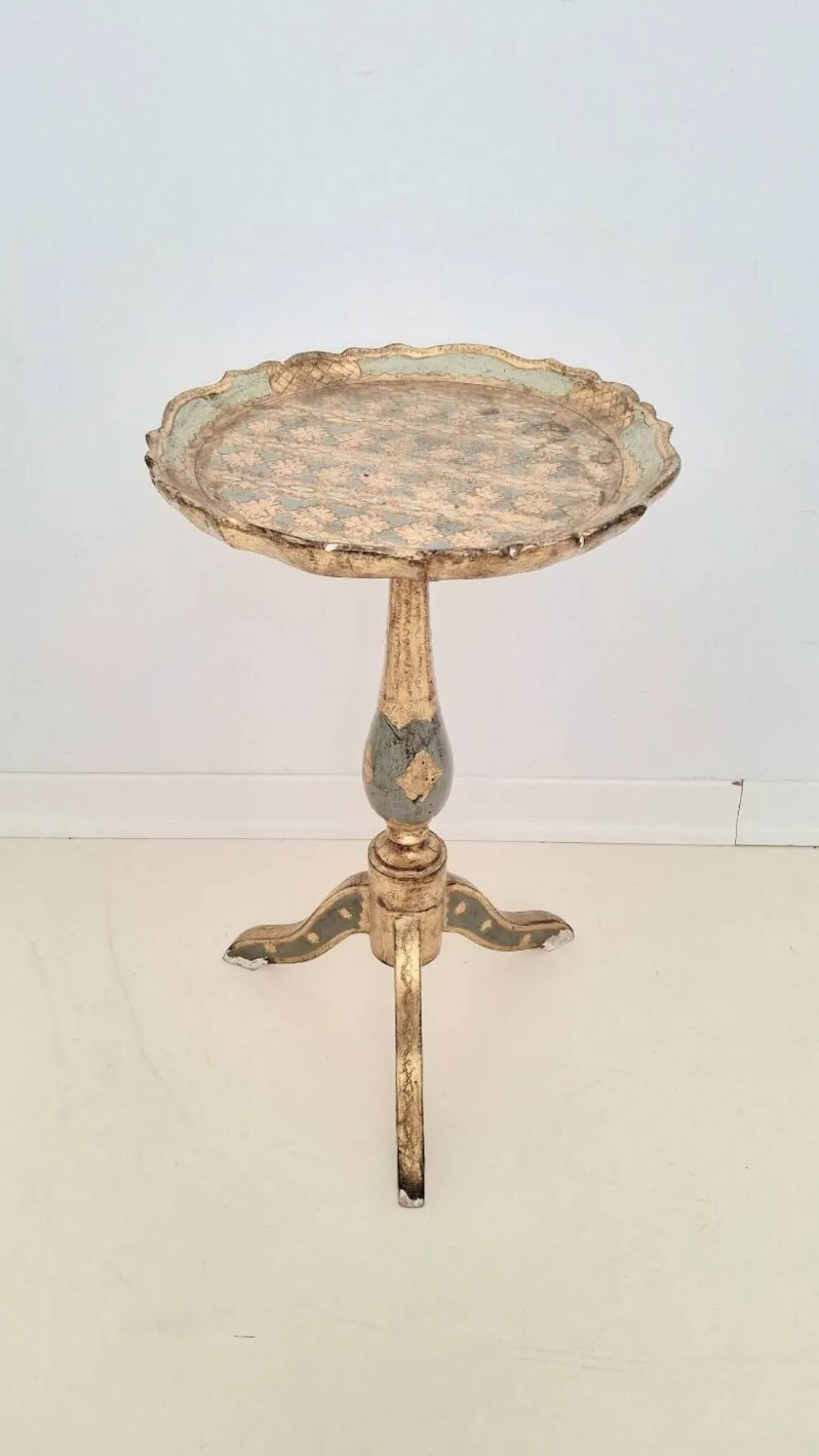 Table à martini trépied en bois doré florentin italien du milieu du siècle en sauge et