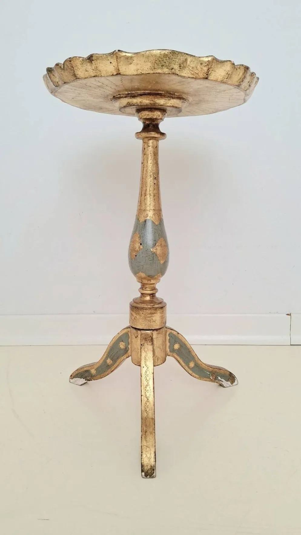 Table à martini trépied en bois doré florentin italien du milieu du siècle en sauge et