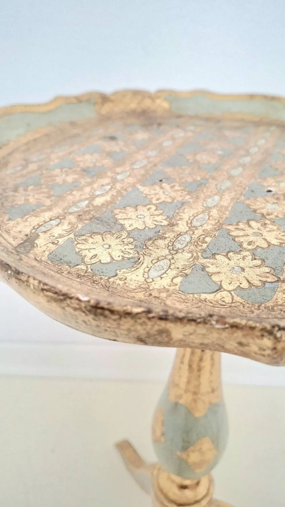 Table à martini trépied en bois doré florentin italien du milieu du siècle en sauge et