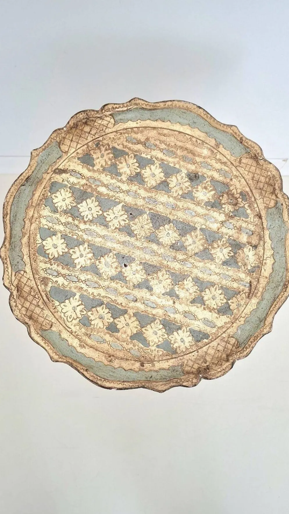 Table à martini trépied en bois doré florentin italien du milieu du siècle en sauge et