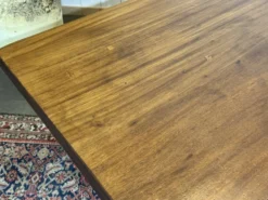 Table monastère en acajou des années 1970 - L=2m l=80cm H=75cm