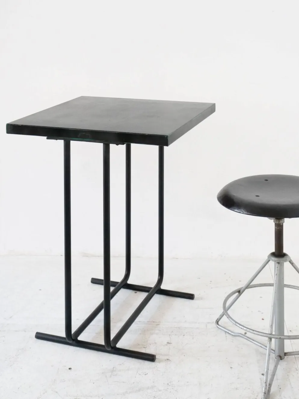 Table métal tubulaire art deco bauhaus moderniste table appoint ou bistrot
