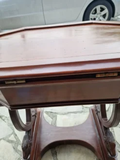 Table à Ouvrage d'époque Restauration En Acajou