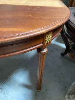 Table ovale de style Louis XVI – Bois et Bronzes dorés