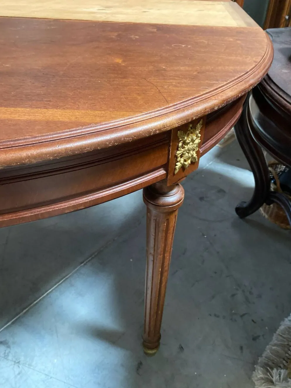 Table ovale de style Louis XVI – Bois et Bronzes dorés