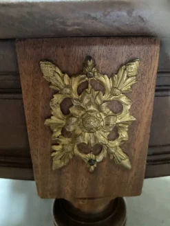 Table ovale de style Louis XVI – Bois et Bronzes dorés