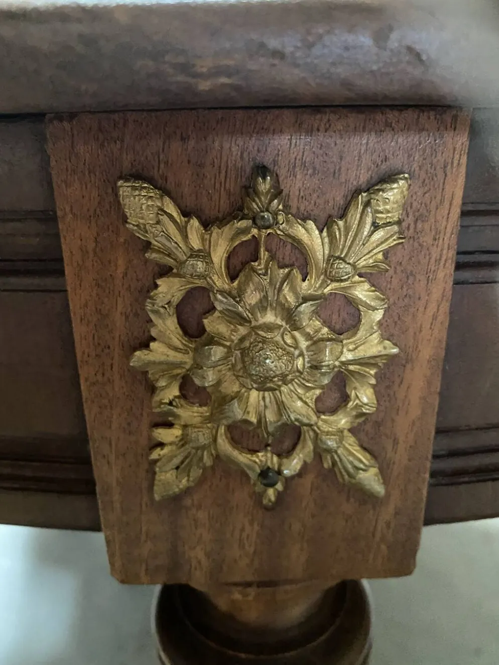 Table ovale de style Louis XVI – Bois et Bronzes dorés