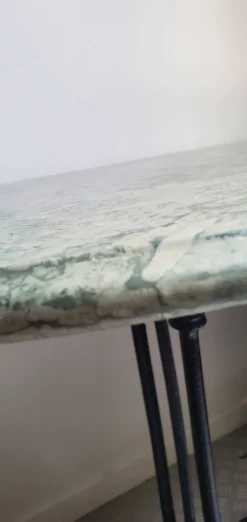 Table ovale en marbre vert à orthocères & pied en fonte / fer forgé