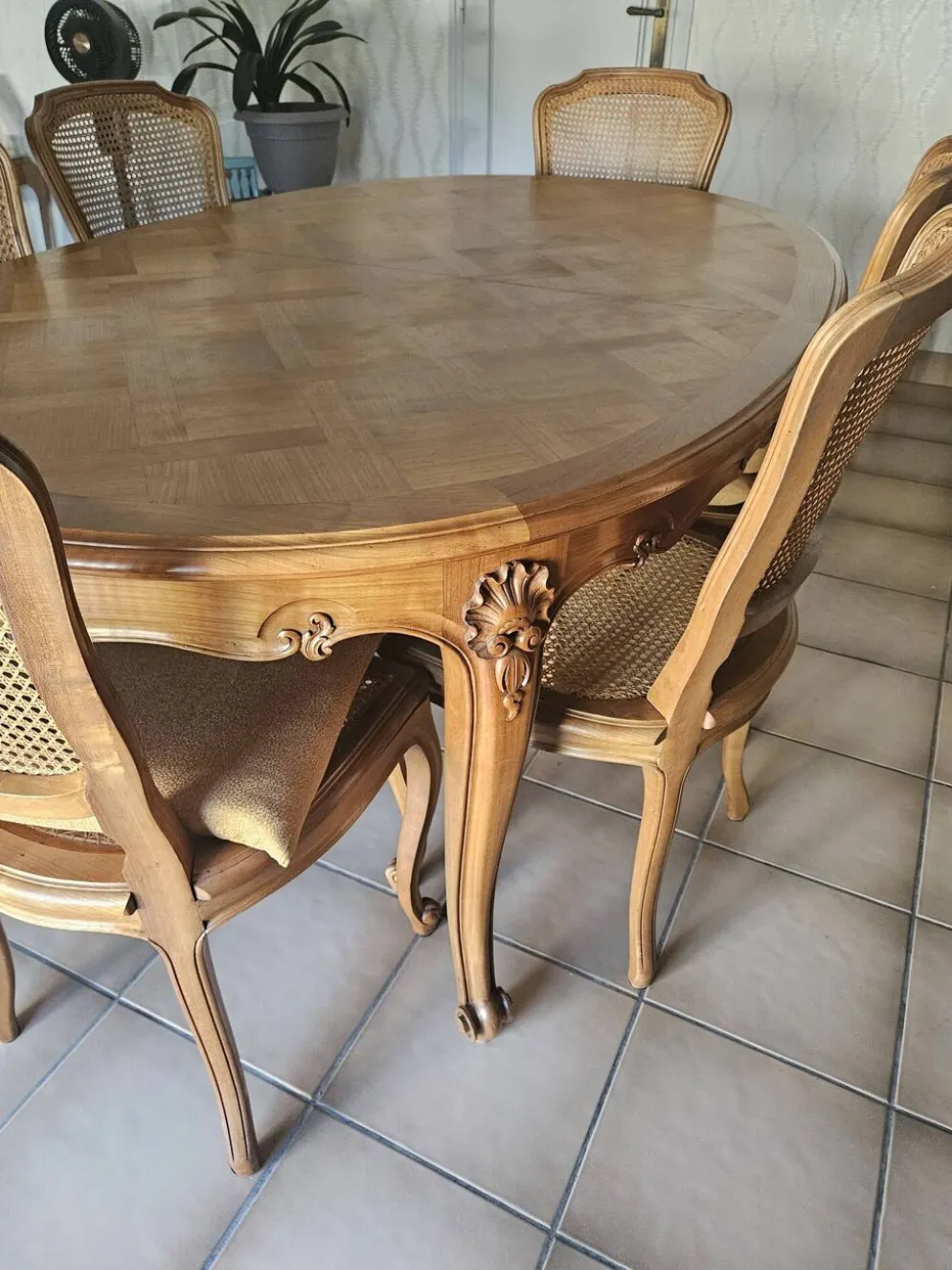 Table ovale en merisier fait par un ébéniste, avec 3 rallonges et 8 chaise