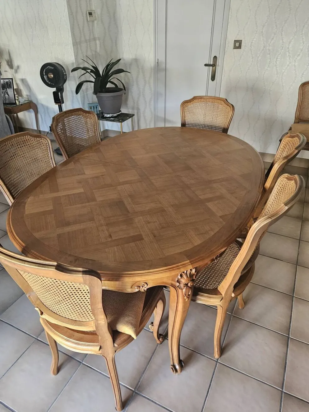 Table ovale en merisier fait par un ébéniste, avec 3 rallonges et 8 chaise