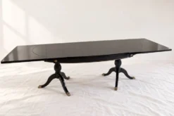 Table ovale extensible en acajou verni, pattes de lion et détails doré