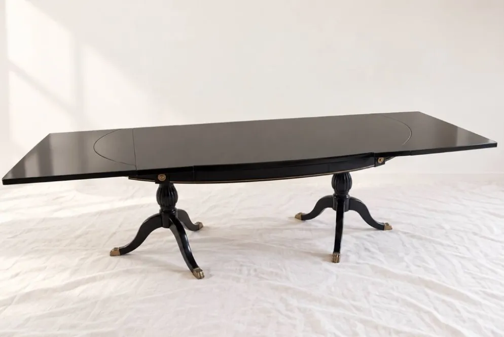 Table ovale extensible en acajou verni, pattes de lion et détails doré