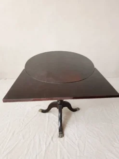 Table ovale extensible en acajou verni, pattes de lion et détails doré
