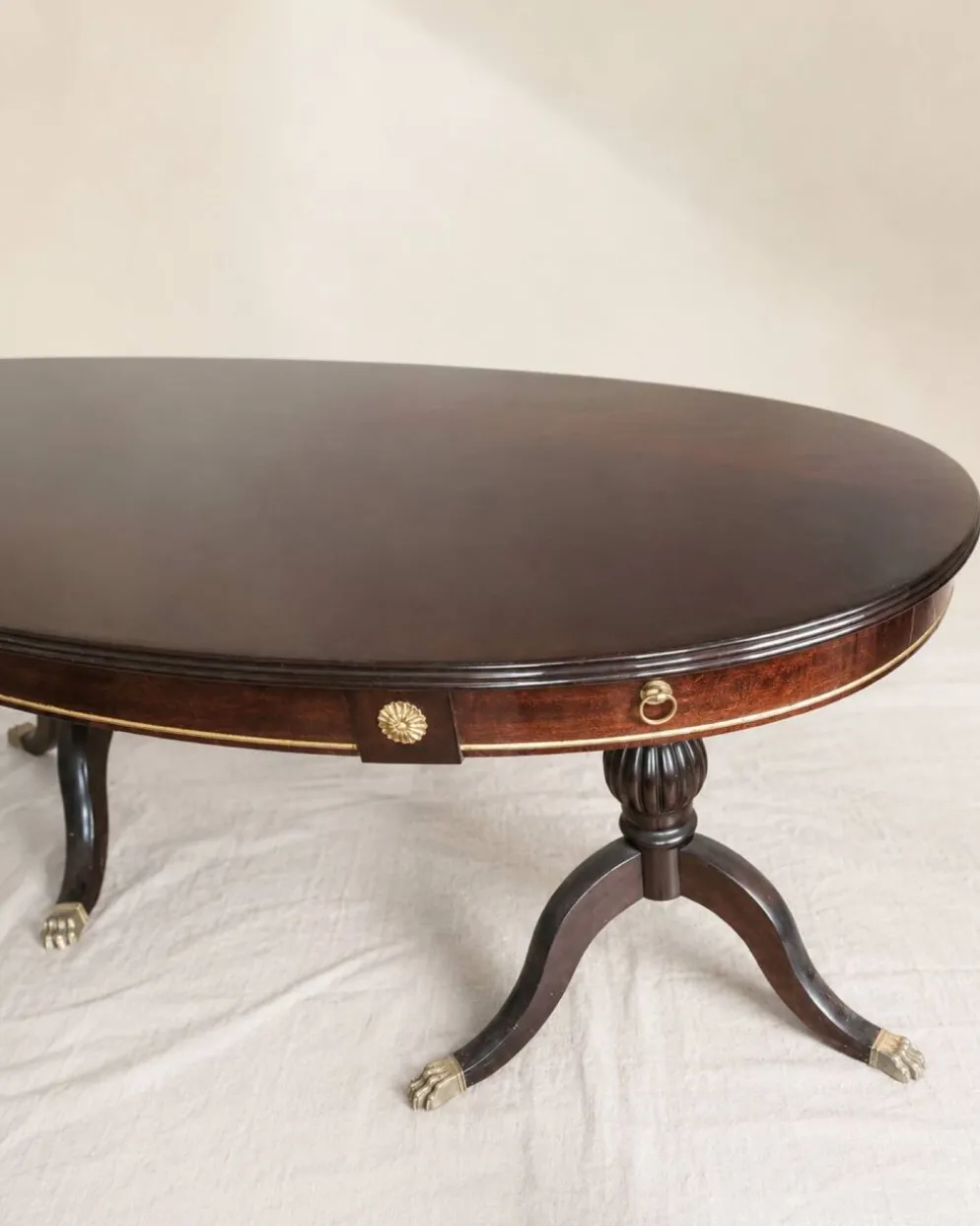 Table ovale extensible en acajou verni, pattes de lion et détails doré