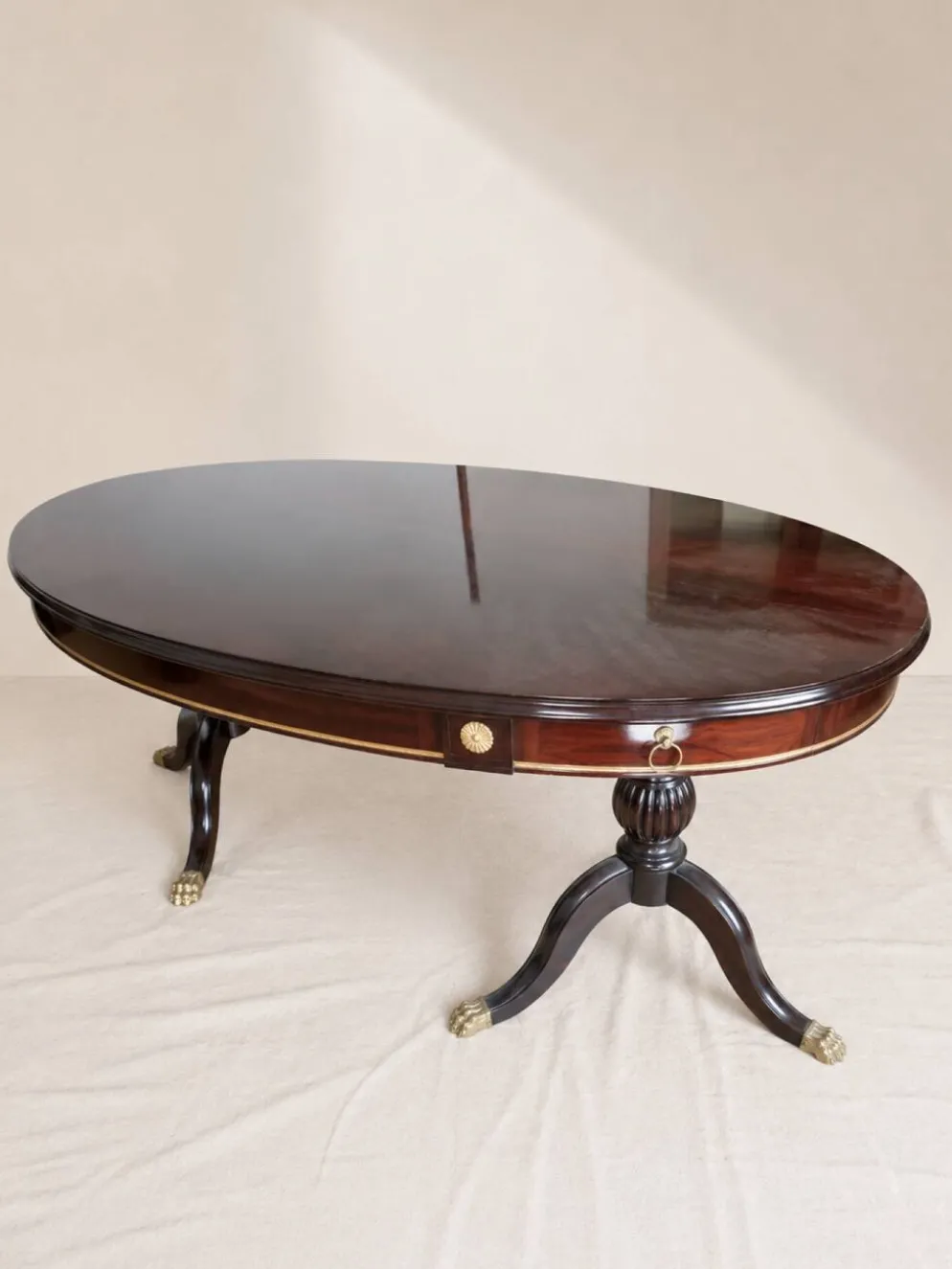 Table ovale extensible en acajou verni, pattes de lion et détails doré