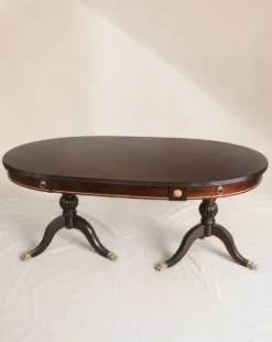 Table ovale extensible en acajou verni, pattes de lion et détails doré