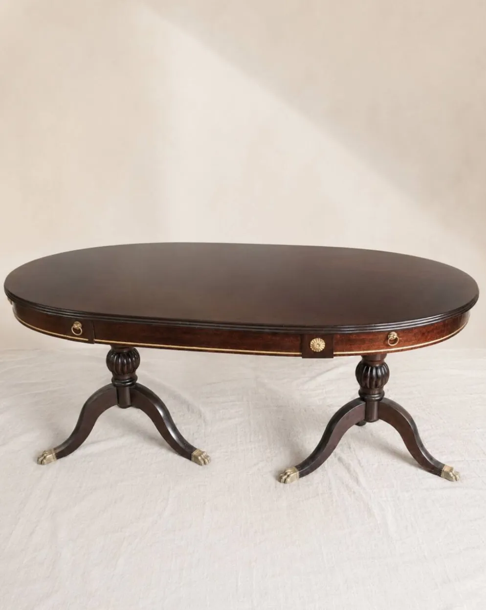 Table ovale extensible en acajou verni, pattes de lion et détails doré