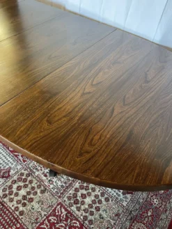 Table ovale extensible en placage d’orme