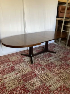 Table ovale extensible en placage d’orme
