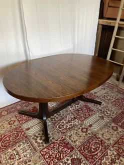 Table ovale extensible en placage d’orme