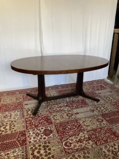 Table ovale extensible en placage d’orme