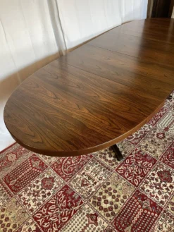 Table ovale extensible en placage d’orme