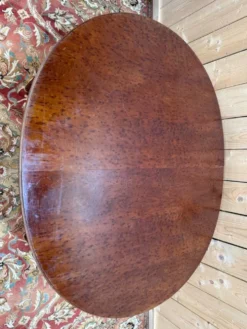 Table ovale extensible style Louis XVI – Acajou moucheté – XIXe siècle