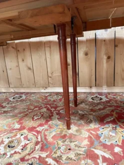 Table ovale extensible style Louis XVI – Acajou moucheté – XIXe siècle