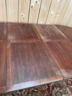 Table ovale extensible style Louis XVI – Acajou moucheté – XIXe siècle