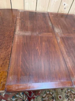 Table ovale extensible style Louis XVI – Acajou moucheté – XIXe siècle