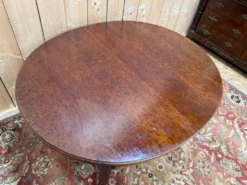 Table ovale extensible style Louis XVI – Acajou moucheté – XIXe siècle