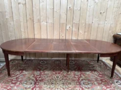Table ovale extensible style Louis XVI – Acajou moucheté – XIXe siècle