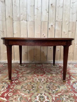 Table ovale extensible style Louis XVI – Acajou moucheté – XIXe siècle