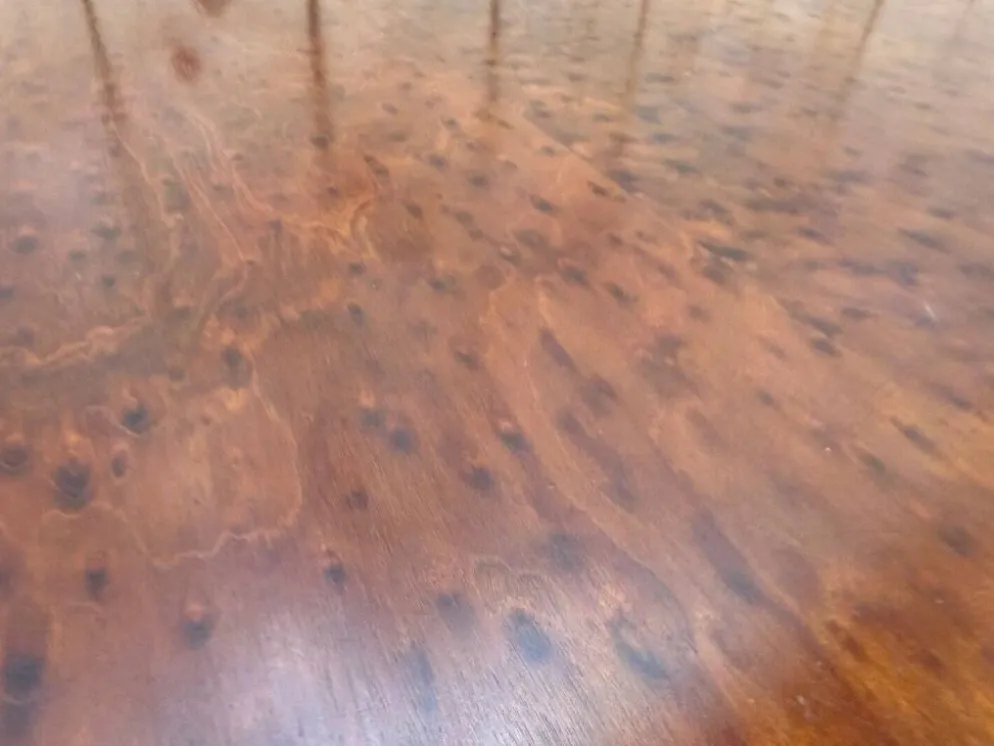Table ovale extensible style Louis XVI – Acajou moucheté – XIXe siècle