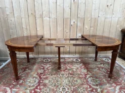 Table ovale extensible Style Louis XVI – Marqueterie de Noyer et Ronce