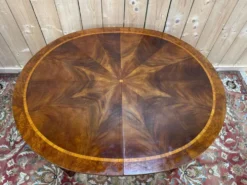 Table ovale extensible Style Louis XVI – Marqueterie de Noyer et Ronce