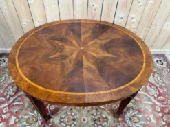 Table ovale extensible Style Louis XVI – Marqueterie de Noyer et Ronce