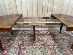Table ovale extensible Style Louis XVI – Marqueterie de Noyer et Ronce
