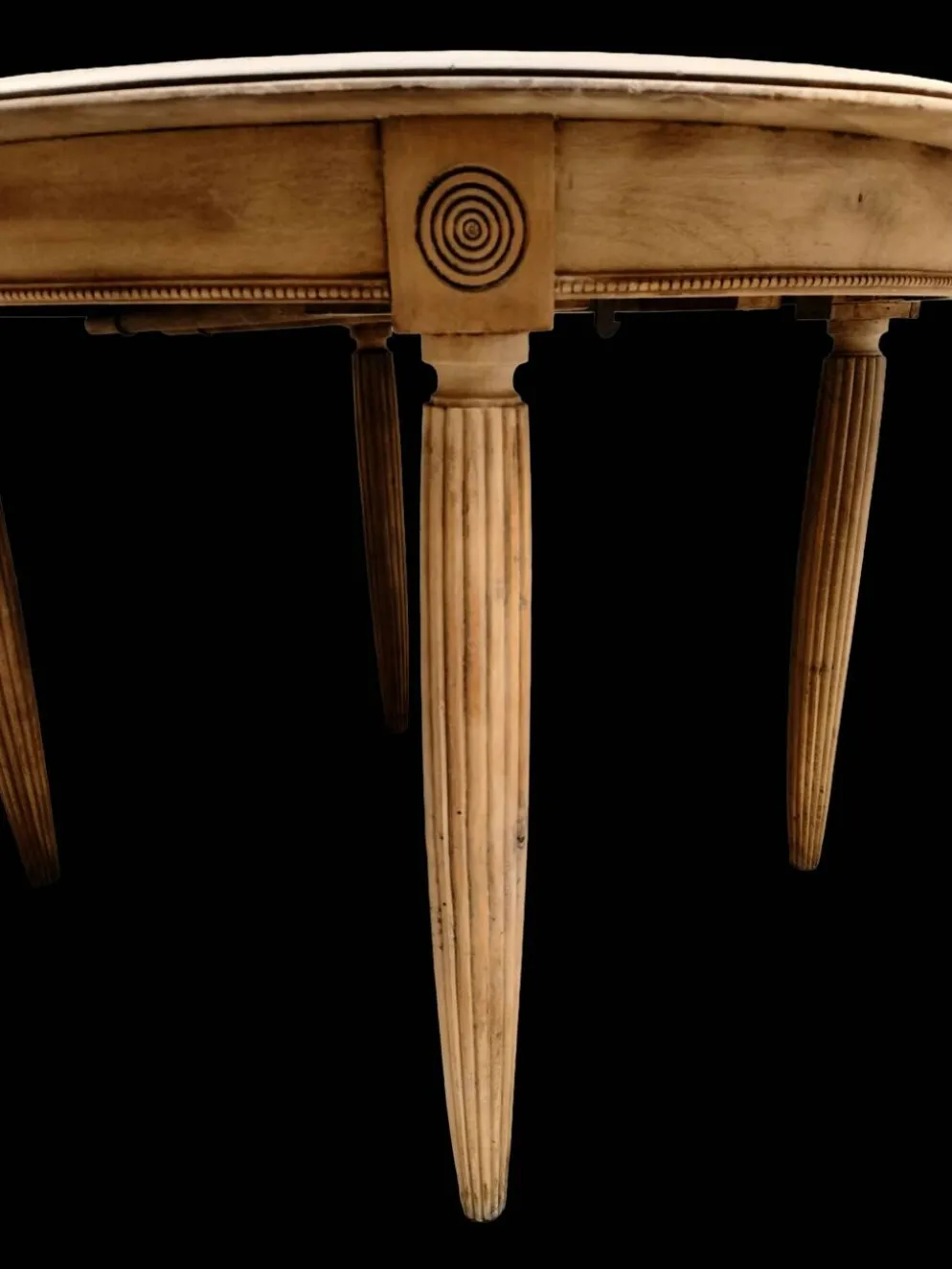 Table ovale à rallonges style Louis XVI – Noyer massif rénové