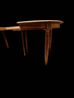 Table ovale à rallonges style Louis XVI – Noyer massif rénové