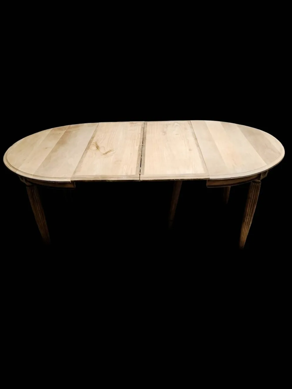Table ovale à rallonges style Louis XVI – Noyer massif rénové