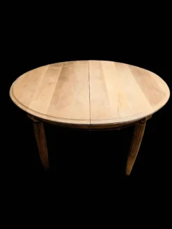 Table ovale à rallonges style Louis XVI – Noyer massif rénové