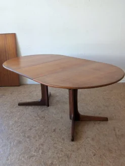 Table ovale teck scandinave des années 60 extensible jusqu’à 243 cm
