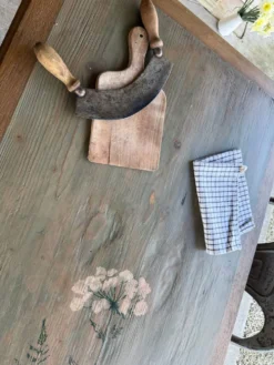 Table peinte à la main