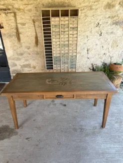 Table peinte à la main