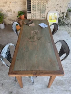 Table peinte à la main