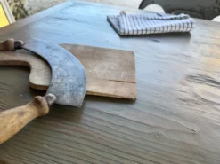 Table peinte à la main