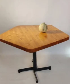 Table pentagonale Charlotte Perriand